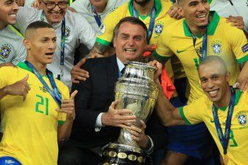 Bolsonaro vuelve a desafiar a la pandemia y la Conmebol le deja la Copa América a Brasil.