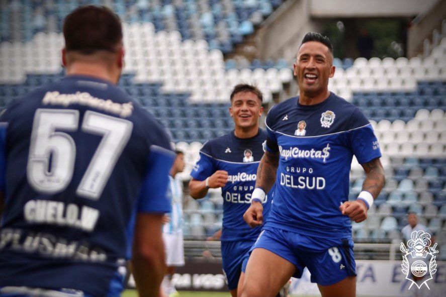 Lucas Barrios festejando en Gimnasia