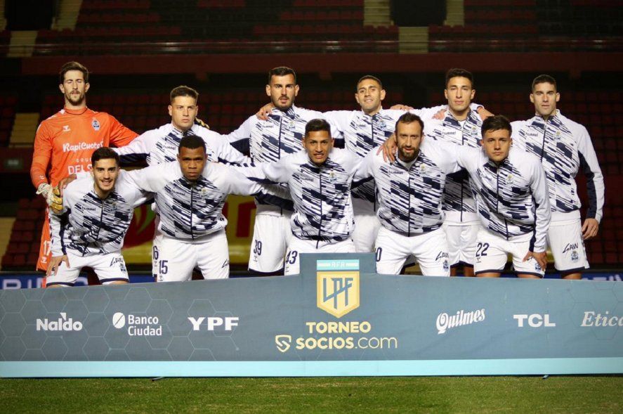 Formación de Gimnasia ante Colón