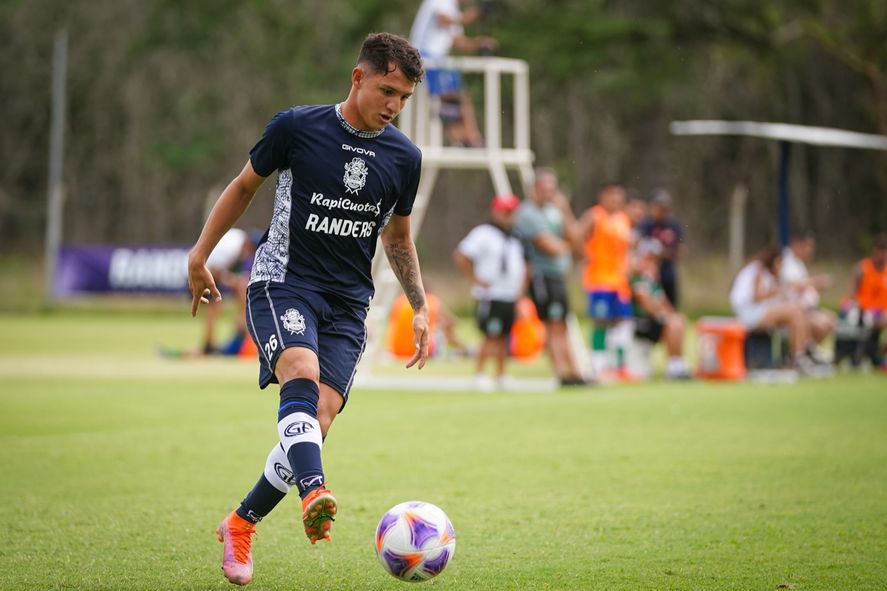 Franco Torres en acción en el segundo duelo de Gimnasia ante San Miguel.