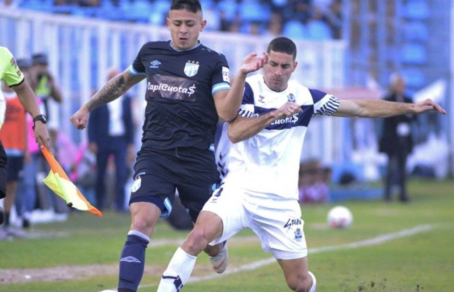 Leonardo Morales en acción en Atlético Tucumán vs. Gimnasia por Liga Profesional (Foto: prensa Atlético).