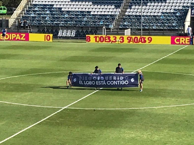 Gimnasia le dedicó una bandera a Diego Maradona