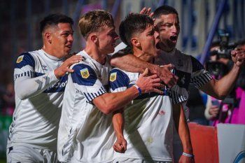 Gimnasia festeja el gol de Benjamín Domínguez en el Bosque (Foto: prensa GELP).