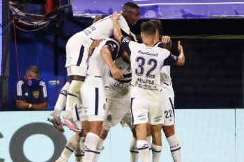 Gimnasia festeja el gol de Alemán.