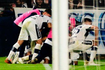 Gimnasia grita sus goles en el arco liberado del Bosque.