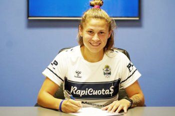 Camila Lugo puso la firma y se sumó al fútbol femenino de Gimnasia (Foto: Prensa GELP).