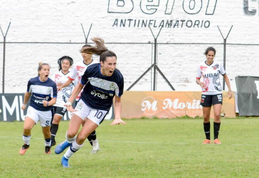 Lali Esquivel grita la apertura del marcador para el fútbol femenino de Gimnasia. (Foto: prensa GELP)