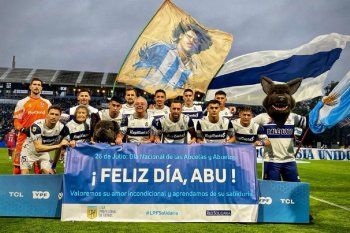 Los once titulares de Gimnasia junto a los Lobitos, a Cacho y a Jobita (Foto: prensa GELP).