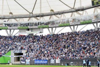 Hinchas de Gimnasia en el estadio Ciudad de La Plata