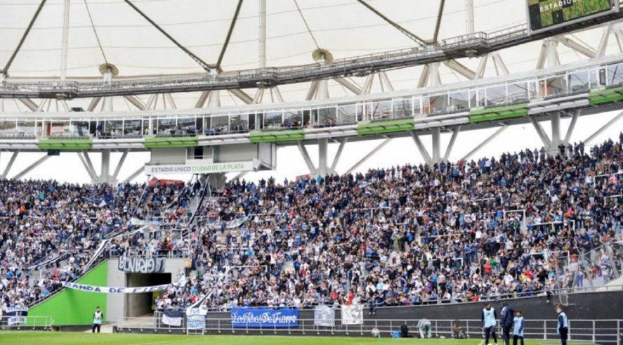 Hinchas de Gimnasia en el estadio Ciudad de La Plata