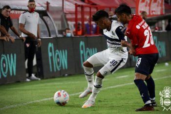 Comba sumó minutos ante Independiente.