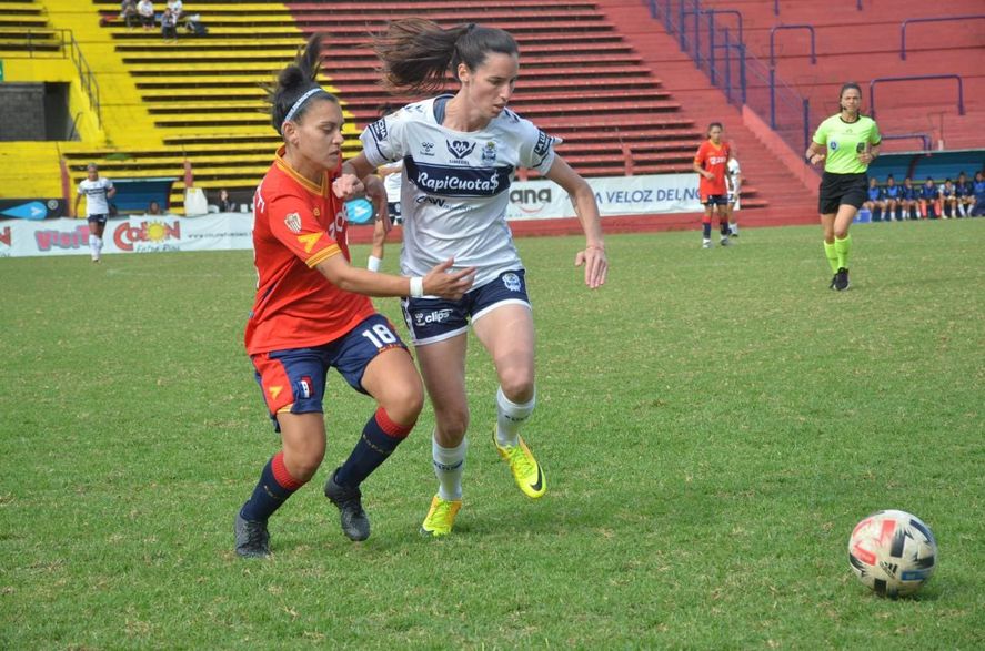 Marilyn Esquivel en acción en Deportivo Español vs. Gimnasia.