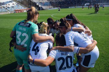 El fútbol femenino de Gimnasia festejó en el Clásico Platense. (Foto: Prensa GELP)