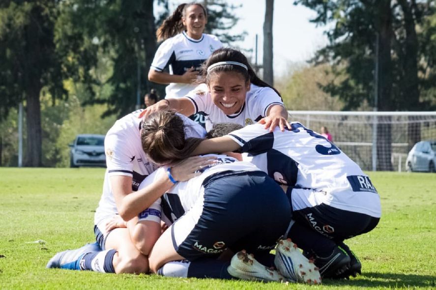 El fútbol femenino de Gimnasia festejó ante Estudiantes de Caseros. (Foto: prensa GELP)