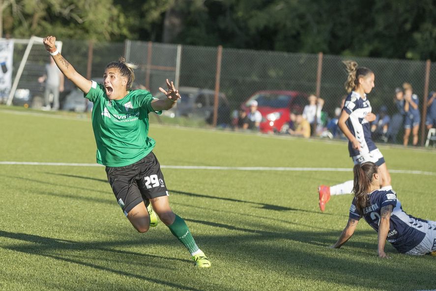 Brisa de Ángelis festeja el único gol del partido (Foto: Prensa Ferro).