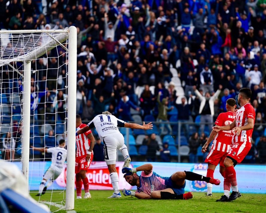 Eric Ramírez inicia el festejo del segundo gol de Gimnasia.