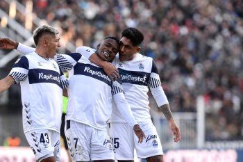 Gimnasia, a pleno festejo de gol en el Bosque (Foto: Mundo Tripero).