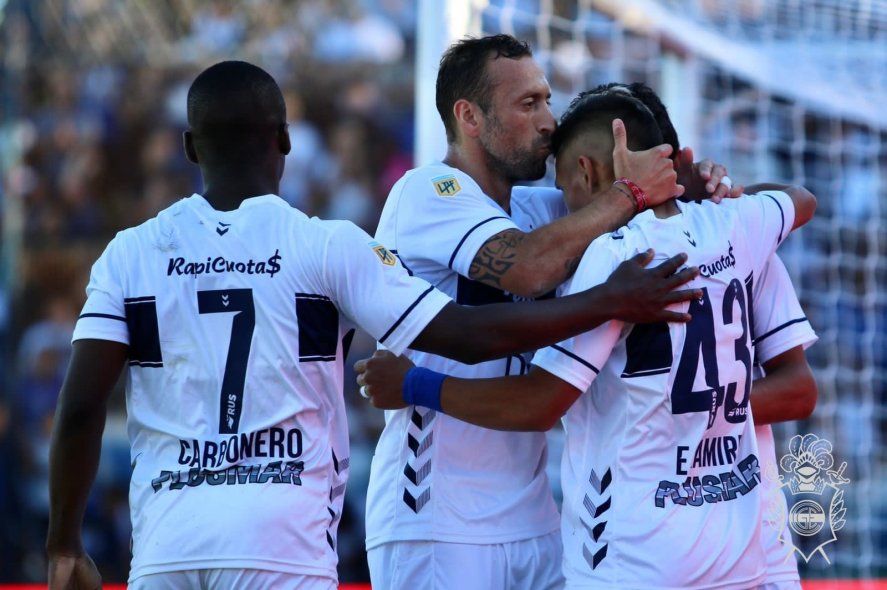 Jugadores de Gimnasia festejan el gol ante Talleres en la Liga Profesional