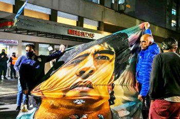 Maradona está internado y los hinchas le hacen el aguante.
