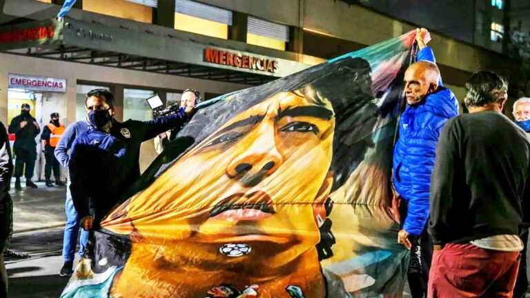 Los hinchas de Gimnasia le hacen el aguante a Maradona