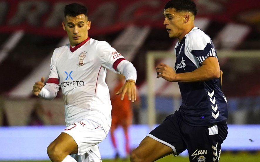 Ramón Sosa en acción en la visita del equipo de Néstor Gorosito a Huracán (Foto: prensa Gimnasia).