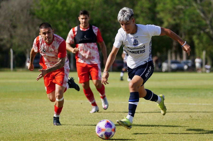 Benjamín Domínguez encabeza un ataque de Gimnasia frente a Instituto.
