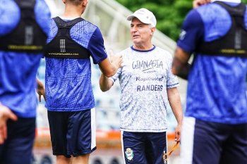 Leonardo Madelón, DT de Gimnasia, en una práctica en el Bosque. (Foto: prensa GELP)