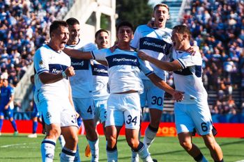 Leandro Mamut festeja el 1-0 de Gimnasia ante Atlético Tucumán. (Foto: prensa GELP)