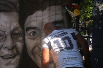 Hinchas de Gimnasia despiden a Diego Maradona