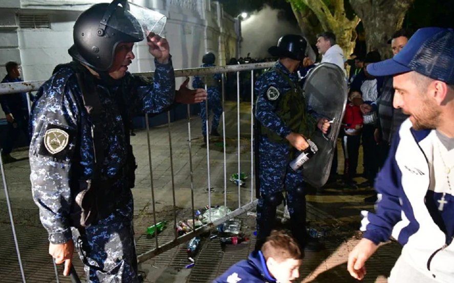 Socios de Gimnasia fueron reprimidos brutalmente por la policía.