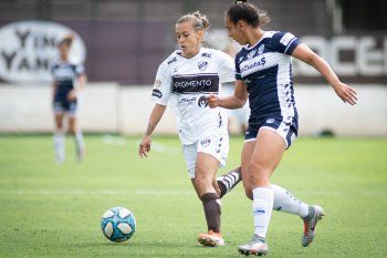 Juana Bilos, autora del segundo gol de Gimnasia, en acción ante Platense (Foto: Prensa CAP).