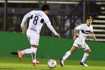 El Pulga Rodríguez jugó su primer partido en Gimnasia.