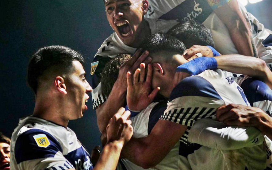 Gimnasia festeja su victoria ante Arsenal en el Bosque. El Lobo sueña en la Liga Profesional.