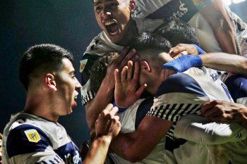 Gimnasia festeja su victoria ante Arsenal en el Bosque. El Lobo sueña en la Liga Profesional.