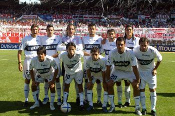 Los once titulares de Gimnasia en aquel partido de 2005 en el Monumental (Foto: gelp.org).