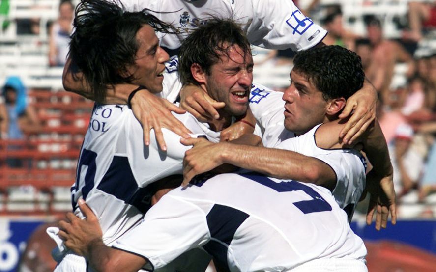 Gimnasia festeja su triunfo 3-1 ante River en el Apertura 2005 (Foto:gelp.org).