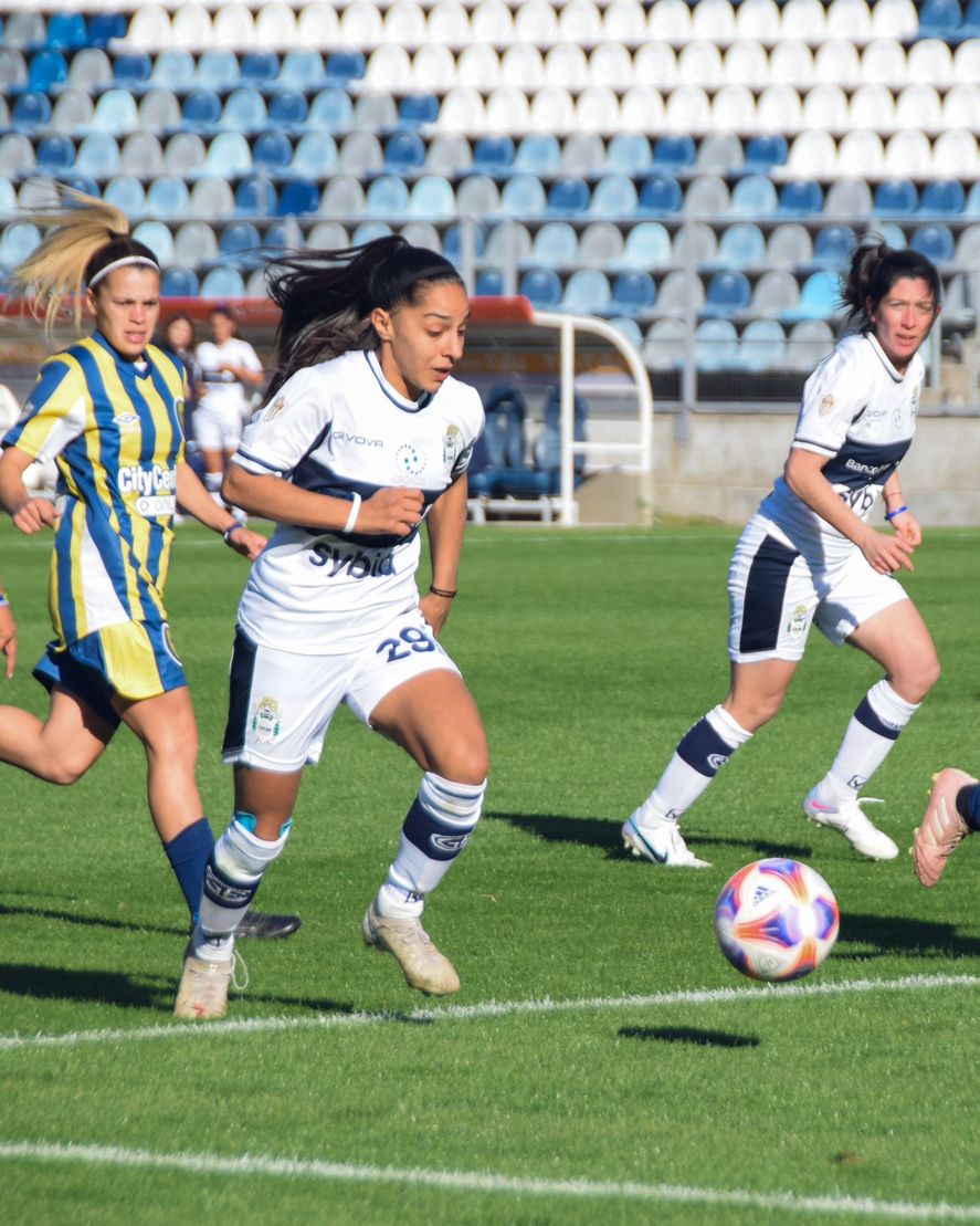 Azul Osczyk en acción en Gimnasia vs. Rosario Central. (Foto: prensa GELP)
