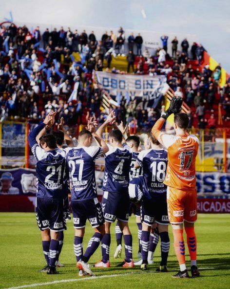 Saludo del equipo de Gimnasia a sus hinchas en el partido ante Patronato, por Copa Argentina, en Chaco