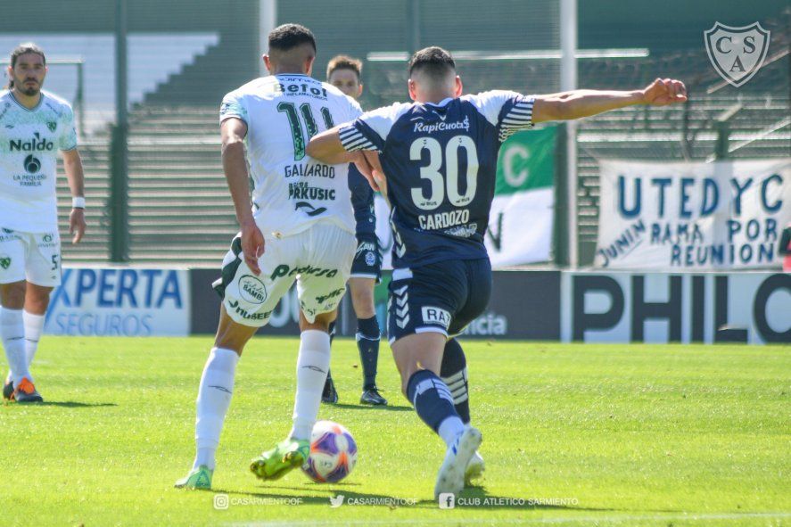 Agustín Cardozo, volante de Gimnasia, disputa la pelota con David Gallardo (Foto: Prensa Sarmiento).
