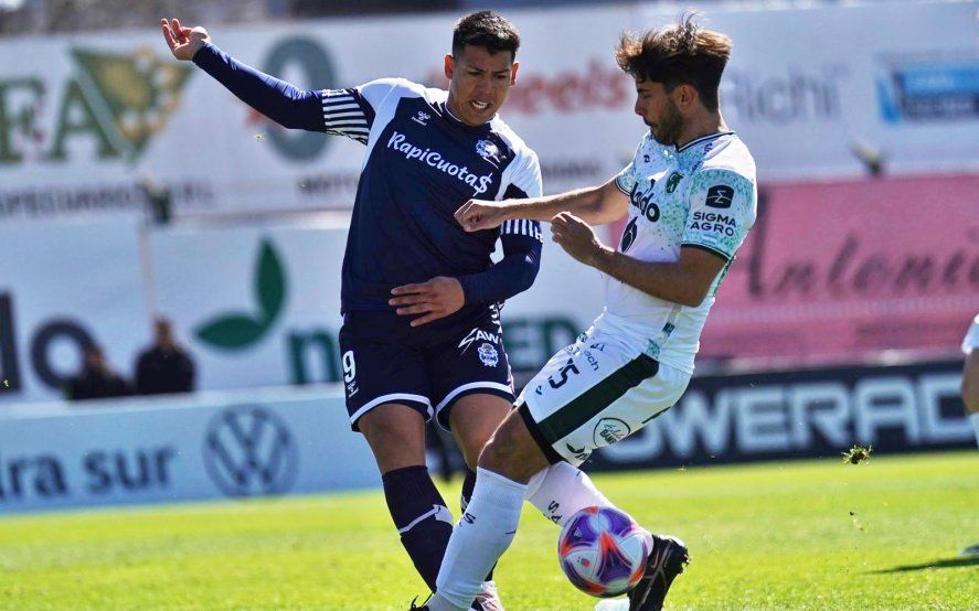 Nicolás Contín en acción en la visita de Gimnasia a Junín (Foto: prensa Sarmiento).