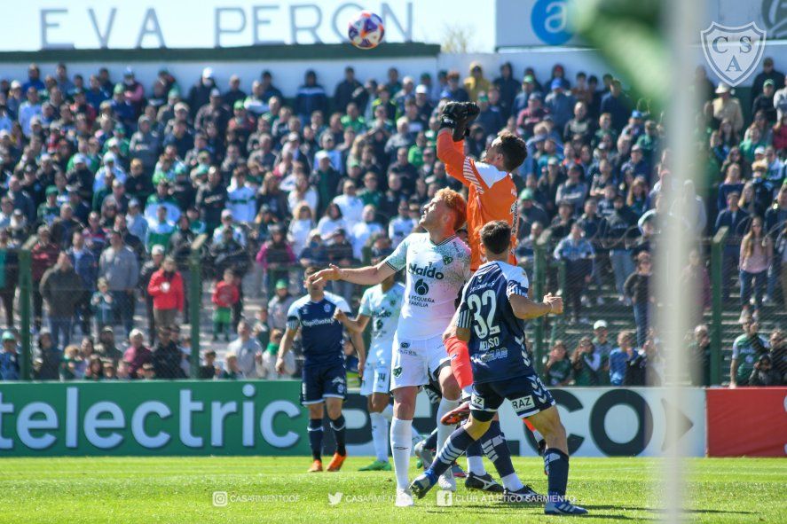 Rodrigo Rey rechaza una pelota en el área de Gimnasia (Foto: prensa Sarmiento).