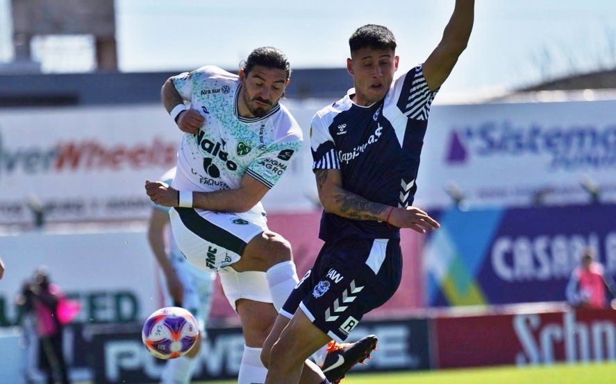 Tomás Muro disputa una pelota en Gimnasia por la fecha 16 de la Liga Profesional (Foto: prensa Sarmiento). Tomás Muro disputa una pelota en Gimnasia por la fecha 16 de la Liga Profesional (Foto: prensa Sarmiento).