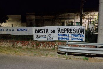 La familia de César Regueiro es acompañada por cientos de hinchas de Gimnasia.