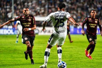 Cristian Tarragona en el partido de Gimnasia vs. Universitario, por la fecha 1 del Grupo G de la Copa Sudamericana (Foto: Prensa GELP)