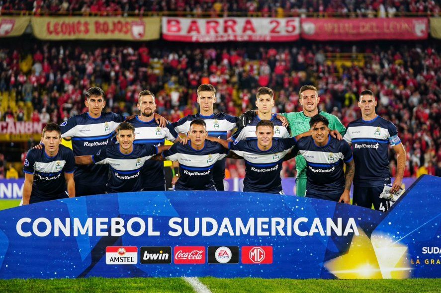 Formación de Gimnasia ante Independiente Santa Fe, en Bogotá, por la fecha 2 de la Copa Sudamericana (Foto: Prensa GELP)