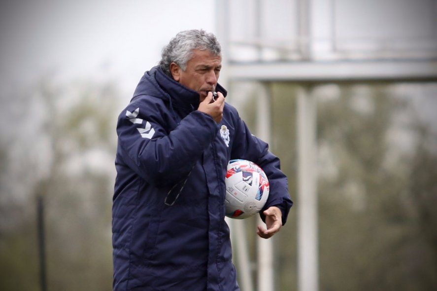 Pipo Gorosito dirigiendo una práctica de futbol en Gimnasia.