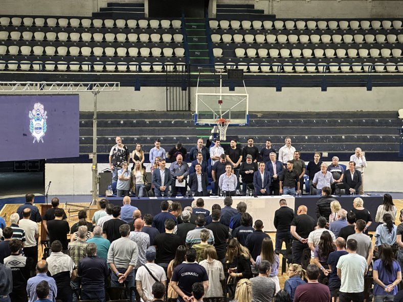 La Comisión Directiva de Gimnasia junto a los socios en la Asamblea en la Sede Social.