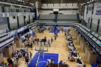 Los socios y socias de Gimnasia están votando en la Sede Social