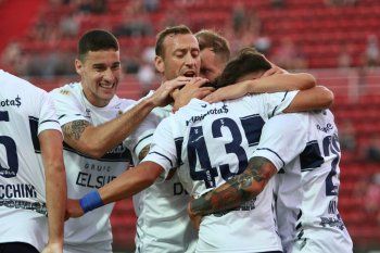 Festejo de los jugadores de Gimnasia ante San Lorenzo