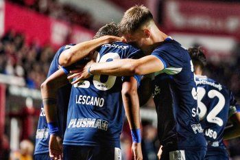 Los pibes de Gimnasia festejan ante Argentinos Juniors (Foto: Prensa GELP)
